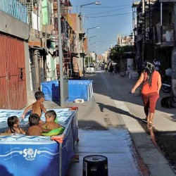 Vivir con veredas y agua corriente, la nueva realidad en parte de la Villa 31