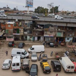 Vivir bajo la autopista Illia: sin luz ni ventilación ni deseos de mudarse