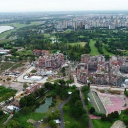 El Sur porteño, del casco y el overol a los pantalones cortos