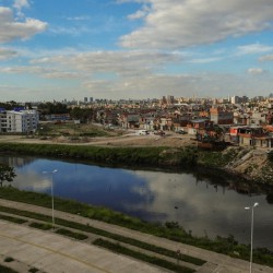 Riachuelo: reubican a familias de las villas de Barracas, pero aún quedan 1.000 que viven en las orillas