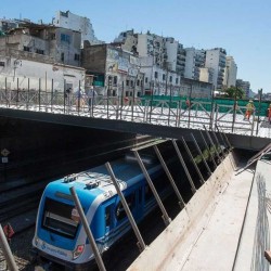 Cómo techan las vías del Sarmiento para hacer una plaza para Almagro, uno de los barrios con menos verde