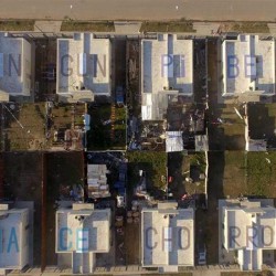 Los misteriosos mensajes escondidos en los techos de un barrio de La Plata
