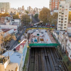 El barrio más gris suma verde: abrieron la plaza construida después de techar las vías del Sarmiento