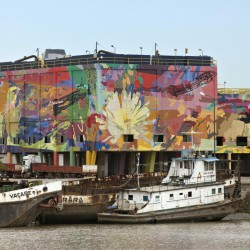 Con gigantescos murales, empiezan a revitalizar el puerto arenero