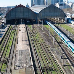Llegaron al puerto los rieles para renovar el ingreso de trenes a Retiro